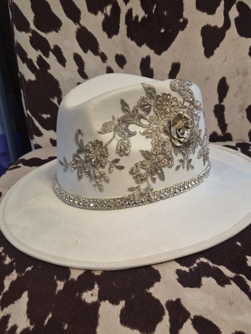 🩶Upscale Cream Hat with Metallic Floral Trim And Rhinestone Band🩶